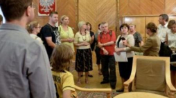 Zwiedzający KPRM oglądają odtworzony gabinet Tadeusza Mazowieckiego. Fot. PAP/M. Obara