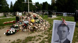 Prace ekshumacyjne na Łączce Cmentarza Wojskowego na Powązkach. Fot. PAP/T. Gzell
