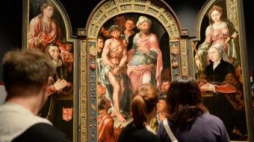 Zwiedzający Muzeum Narodowe w warszawie oglądają tryptyk "Ecce Homo" Maartena van Heemskercka. Fot. PAP/J. Turczyk
