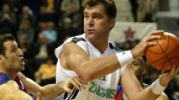 Arvydas Sabonis (z piłką). Fot. PAP/EPA