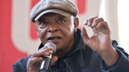 Muzyk Hugh Masekela na konferencji prasowej przed 10. edycją Festiwalu Skrzyżowanie Kultur. Fot. PAP/M. Obara