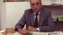 Tadeusz Mazowiecki w siedzibie redakcji Tygodnika Solidarność. Warszawa 08.1989.  Fot. PAP/J. Bogacz, I. Sobieszczuk