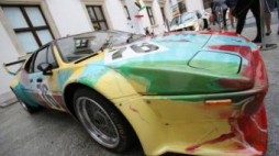 Model BMW M1 autorstwa Andy'ego Warhola zaprezentowany w Centrum Sztuki Współczesnej w Warszawie. Fot. PAP/L. Szymański