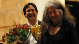 Martha Argerich i pianista Rico Gulda. Warszawa, 2006.08.19. Fot. PAP/A. Rybczyński