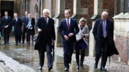 Prof. L. Borysiewicz (p) oprowadza księcia Williama po Cambridge. Fot. PAP/EPA