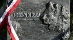 Tablica upamiętniająca Helenę Dłuską na cmentarzu zasłużonych na Pęksowym Brzyzku w Zakopanem. Fot. PAP/G. Momot 