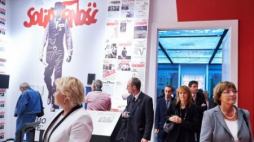 Parlamentarzyści niemieckiego Bundestagu zwiedzają wystawę w ECS w Gdańsku. Fot. PAP/A. Warżawa