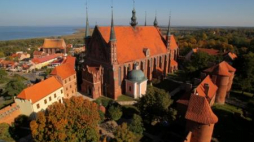Panorama Wzgórza Katedralnego we Fromborku. Fot. PAP/T. Waszczuk