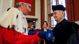 Prof. Henryk Samsonowicz oraz rektor UAM prof. Bronisław Marciniak. Poznań, 15.10.2014. Fot. PAP/P. Jaskółka