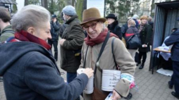 Aktorka Maja Komorowska podczas 39. kwesty na rzecz ratowania zabytkowych grobowców. Fot. PAP/J. Turczyk