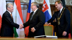 Prezydent Bronisław Komorowski wpisuje sie do Złotej Księgi Miasta Lipska. Fot. PAP/J. Turczyk