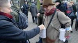 Aktorka Maja Komorowska podczas kwesty na rzecz zabytków Starych Powązek. Fot. PAP/J. Turczyk