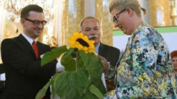 Barbara Halska odbiera tytuł „Nauczyciela Roku” na gali finałowej konkursu na Zamku Królewskim. Fot. PAP/R. Pietruszka