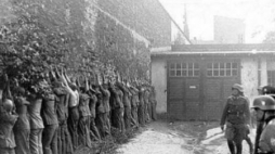 Obrońcy Poczty Polskiej w Gdańsku po kapitulacji. 01.09.1939. Źródło: Wikimedia Commons