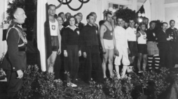 Ślubowanie polskich olimpijczyków w obecności prezesa PKOl płk. Kazimierza Glabisza. Warszawa, 1935 r. Fot. NAC 