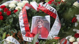 Kwiaty na grobie bł. ks. Jerzego Popiełuszki w 30. rocznicę męczeńskiej śmierci ks. Jerzego. Fot. PAP/L. Szymański 