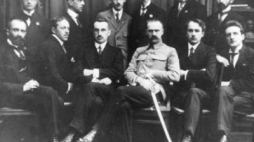 Komenda Naczelna POW. Na zdjęciu siedzą od lewej: Walery Sławek, Henryk Krok-Paszkowski, Kazimierz Sosnkowski, Józef Piłsudski, Tadeusz Kasprzycki, Jan Wojsznar-Opieliński; stoją od lewej: Konrad Libicki, Janusz Gąsiorowski, Wacław Jędrzejewicz, Bogusław Miedziński, Stanisław Hempel, Adam Skwarczyński. Warszawa, wiosna 1917 r. Fot. CAW