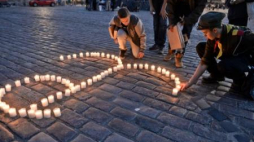 Tysiące zniczy zapłonęło na ulicach Warszawy w 70. rocznicę zakończenia powstania warszawskiego. Fot. PAP/M. Obara