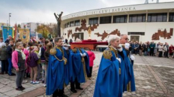 Procesja różańcowa z relikwiami bł. ks. Jerzego Popiełuszki przed uroczystą mszą św. w Bydgoszczy. Fot. PAP/T. Żmijewski