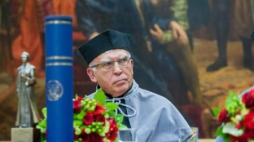 Prof. Adam Daniel Rotfeld podczas uroczystości nadania mu tytułu doktora honoris causa UMCS. Fot. PAP/T. Koryszko