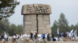 Izraelska młodzież zwiedza były niemiecki oboz zagłady w Treblince. Fot. PAP/P. Piątkowski