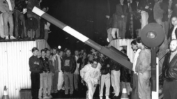Szlaban na przejściu granicznym w Berlinie. 10 listopada 1989 r. Fot. PAP/EPA