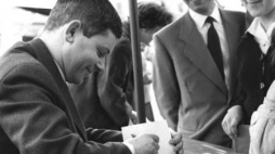 Zbigniew Herbert na kiermaszu w 1963 r. Fot. PAP/E. Uchymiak