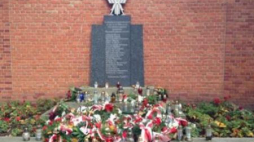 Akcja „Zapal znicz pamięci” 2014. Uczennice I LO w Lesznie. Tablica upamiętniająca ofiary gestapo. Fot. Paulina Zielonka