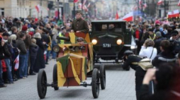 Święto Niepodległości w Warszawie - defilada z udziałem grup rekonstrukcji historycznej. Fot. PAP/G. Jakubowski