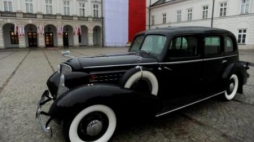 Odrestaurowany cadillac marsz. Piłsudskiego, jedna z atrakcji marszu „Razem dla Niepodległej”. Fot. PAP/B. Zborowski