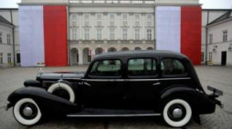 Odrestaurowany Cadillac 355D marszałka Józefa Piłsudskiego przed Pałacem Prezydenckim. Fot. PAP/B. Zborowski