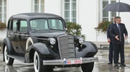 Prezydent Bronisław Komorowski podczas prezentacji odrestaurowanego Cadillaca 355D. Fot. PAP/R. Guz