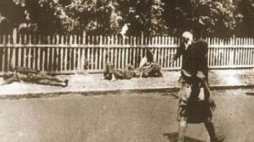 Ciała ludzi zmarłych z głodu na ulicy Charkowa. 1933 r. Źródło: IPN