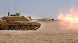 Brytyjski czołg Challenger 2 podczas ćwiczeń wojskowych na pustyni w Kuwejcie w 2003 r. Fot. PAP/EPA