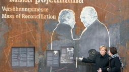 Premier Kopacz i kanclerz Merkel. Wystawa Muzeum Historii Polski w Krzyżowej Odwaga i pojednanie. Fot. PAP/M. Kulczyński