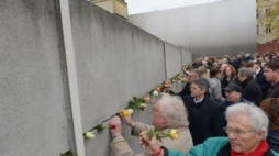 Obchody 25. rocznicy upadku muru w Muzeum Muru Berlińskiego. Fot. PAP/EPA