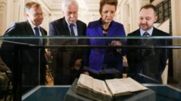 Minister M. Omilanowska, dyrektor T. Burger (2L), dyrektor T. Makowski (P) i ambasador R. Nikel. Fot. PAP/P. Supernak 