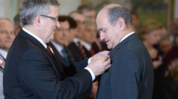  Prezydent Bronisław Komorowski odznacza Krzyżem Oficerskim Orderu Odrodzenia Polski Jana Peszka. Fot. PAP/J. Turczyk 