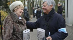 Emilia Krakowska i Andrzej Zaorski kwestują na Starych Powązkach. Fot. PAP/R. Guz 