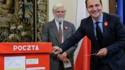 Marszałek R. Sikorski i dyrektor K. Jaraczewski podczas inauguracji akcji "Mamy Niepodległą! 2014". Fot. PAP/J. Kamiński