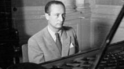 Władysław Szpilman w studio nagraniowym Polskiego Radia w Warszawie. Sierpień 1946 r. PAP/CAF/S. Dąbrowiecki