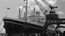 Transatlantyk Batory przed rejsem do Nowego Jorku. Port Gdynia. Czerwiec 1947 r. Fot. PAP/CAF