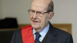 Manoel de Oliveira odznaczony francuskim orderem Legii Honorowej. Fot. PAP/EPA