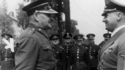 Hans Frank przyjmuje meldunek od funkcjonariusza granatowej policji. Źródło: NAC