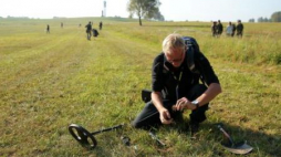  Archeolodzy i detektoryści z Polski, Danii, Norwegii, Wielkiej Brytanii i Litwy badają pola grunwaldzkie. Fot. PAP/T. W