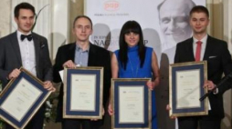 Laureaci Nagrody PAP im. Kapuścińskiego: Jakub Szymczuk, Michał Matys, Anna Dudzińska, Łukasz Kowalski. Fot. PAP/R. Guz