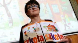 Min. edukacji Joanna Kluzik-Rostkowska z podręcznikiem „Nasza szkoła” dla klas II w podstawówkach. Fot. PAP/B. Zborowski