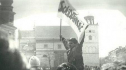 Manifestacja przeciwko stanowi wojennemu na pl. Zamkowym. 3 maja 1982 r. Autor NN, udostępnił Marcin Frybes