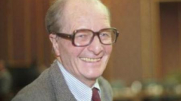 Jerzy Regulski, pełnomocnik rządu T. Mazowieckiego ds. reformy samorządu terytorialnego. II 1990 r. Fot. PAP/G. Rogiński