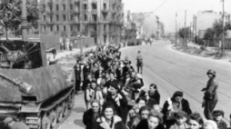 Ludność cywilna Woli. Przypuszczalnie początek sierpnia podczas Rzezi Woli. Fot. Wikimedia Commons ze zb. Bundesarchiv